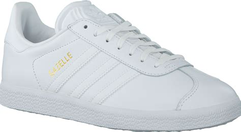 wit t shitt met blblauwe adidas|Witte sneakers .